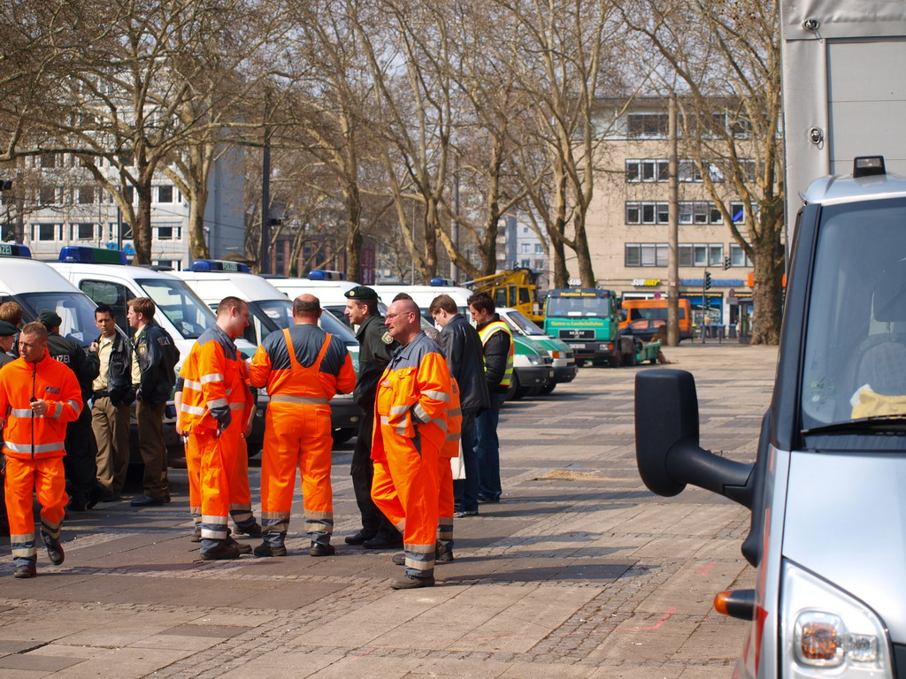 Suchmassnahmen am Koelner Neumarkt nach Raubueberfall im Parkhaus Wolfstr P01.JPG
